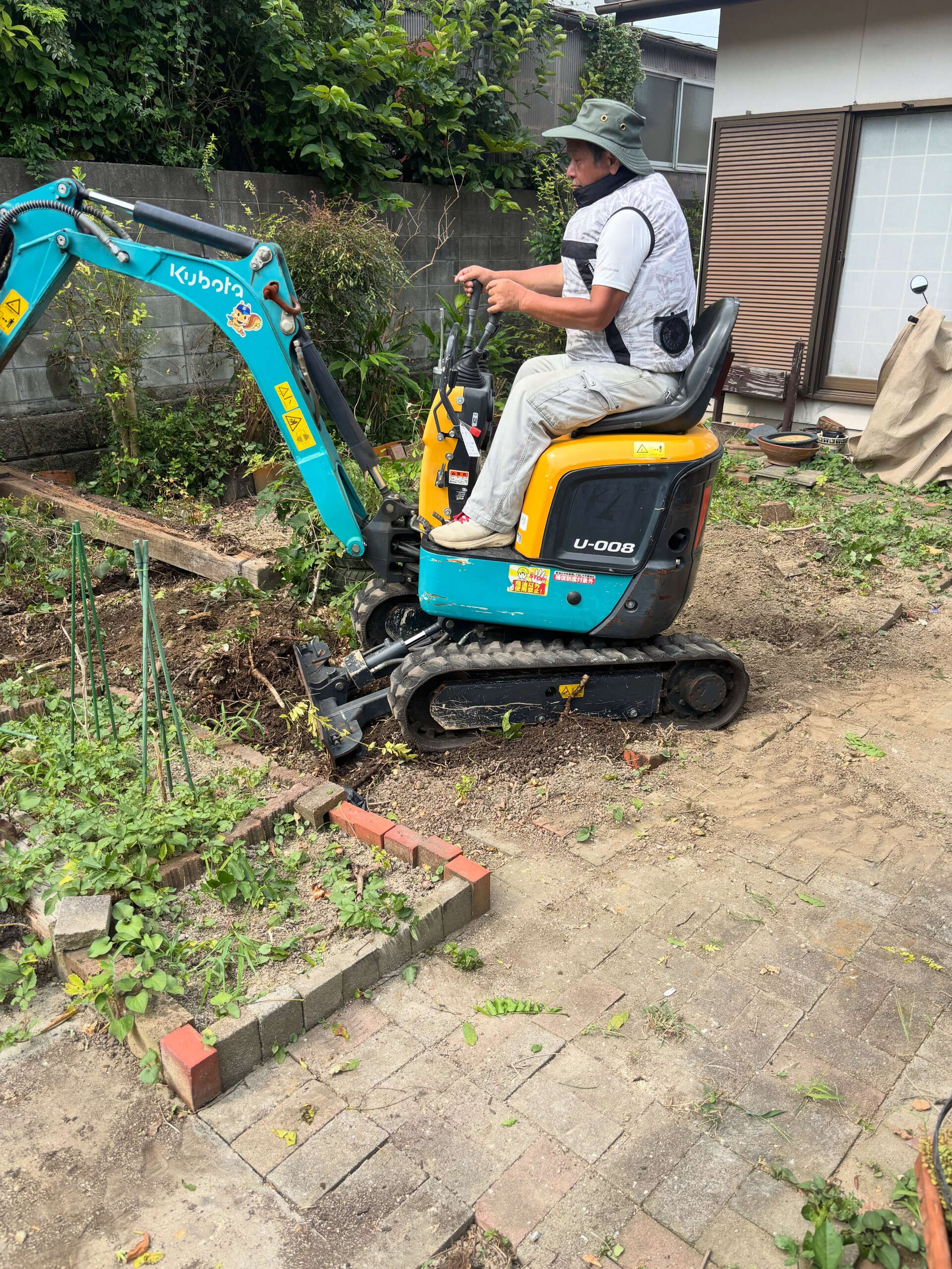 伐採、抜根、整地作業
